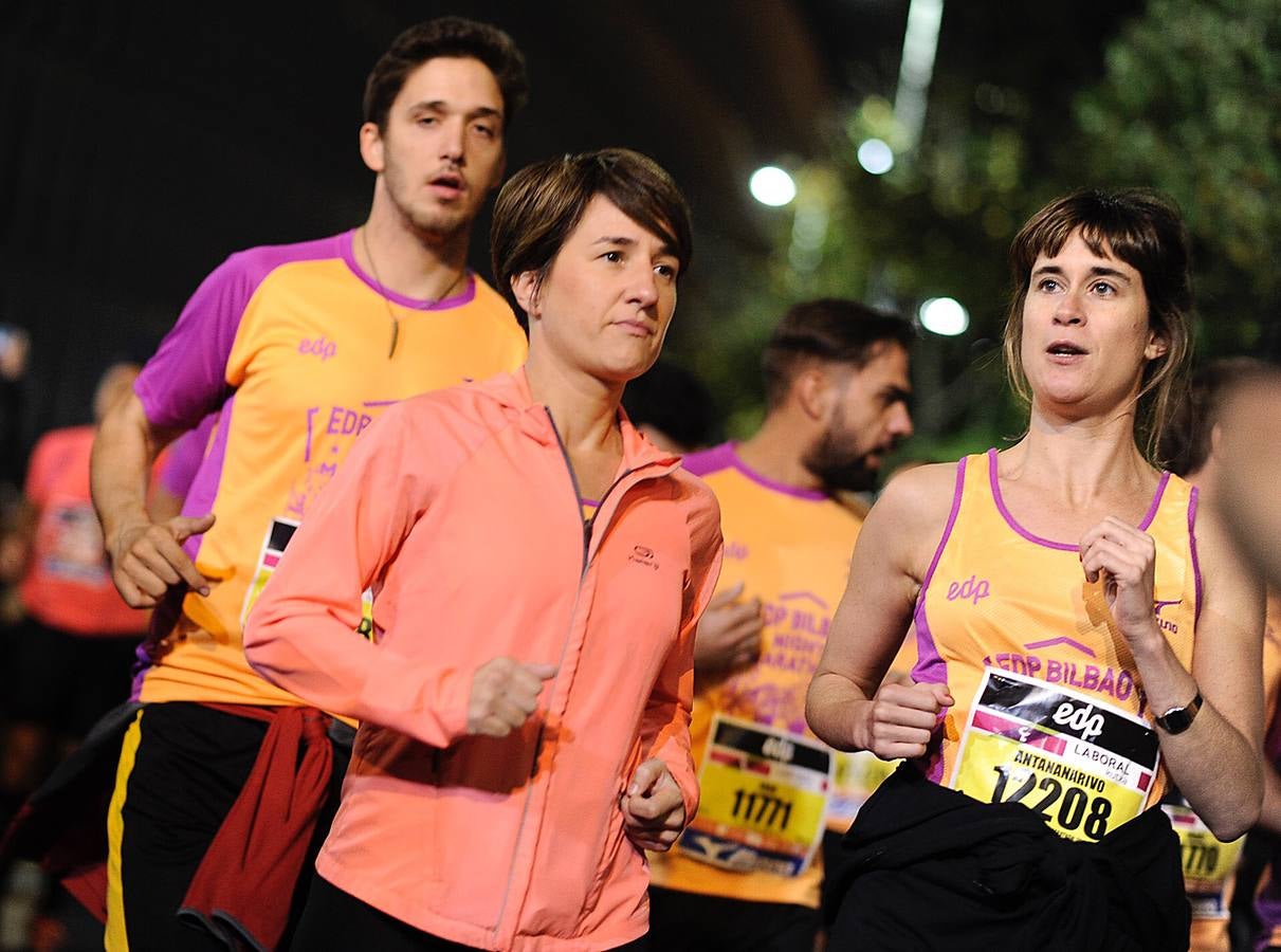 La octava edición de la 'Bilbao Night Marathon' reúne en la línea de salida a unos 11.500 corredores en sus tres distancias, de los cuales alrededor de un millar son extranjeros procedentes de 44 países de los cinco continentes.