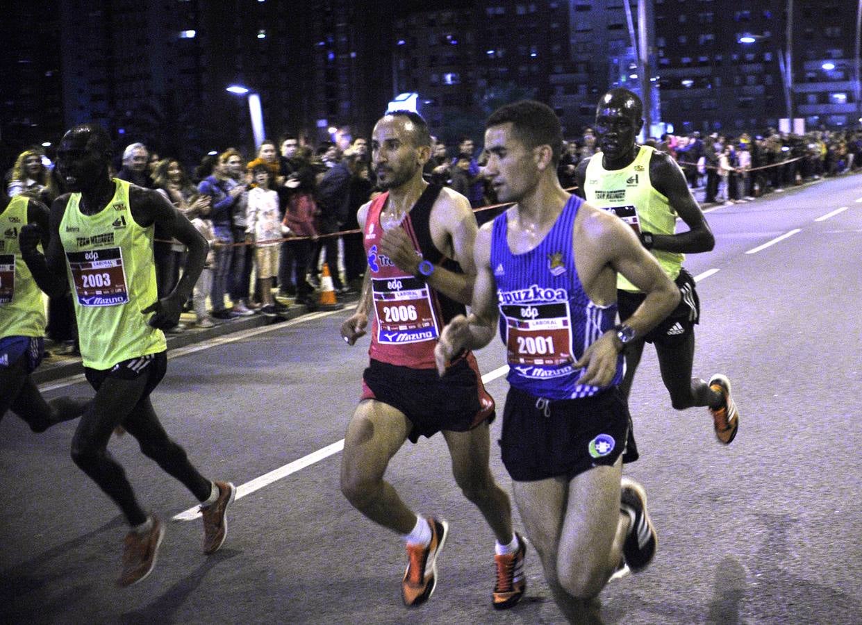 La octava edición de la 'Bilbao Night Marathon' reúne en la línea de salida a unos 11.500 corredores en sus tres distancias, de los cuales alrededor de un millar son extranjeros procedentes de 44 países de los cinco continentes.