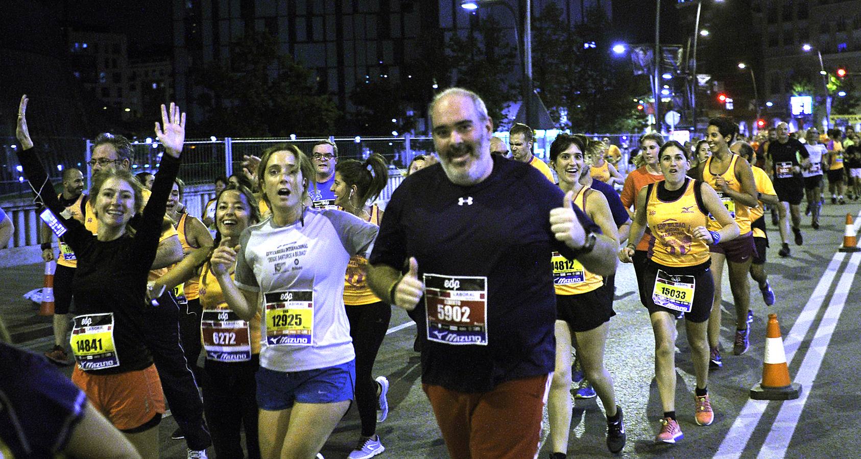 La octava edición de la 'Bilbao Night Marathon' reúne en la línea de salida a unos 11.500 corredores en sus tres distancias, de los cuales alrededor de un millar son extranjeros procedentes de 44 países de los cinco continentes.