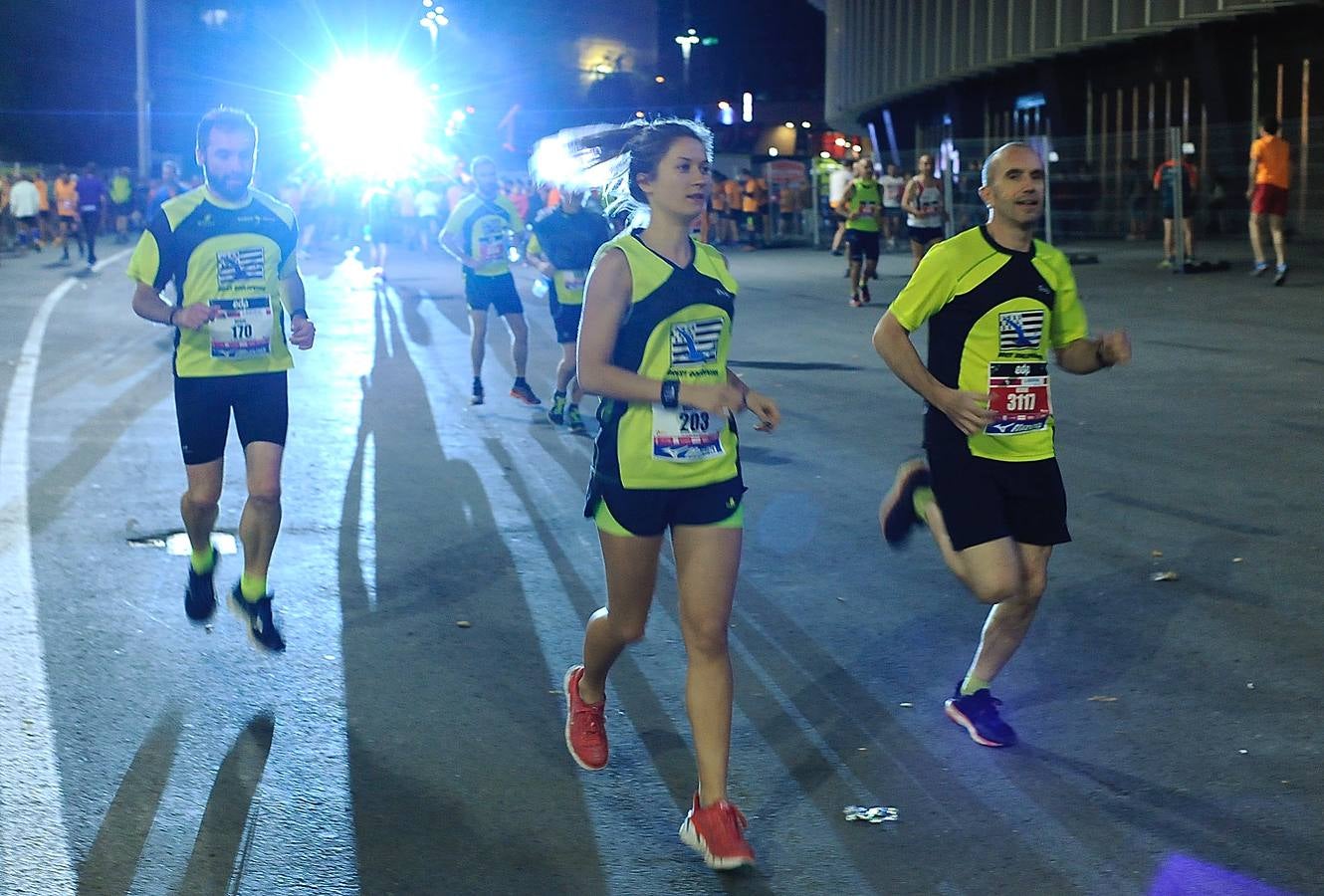 La octava edición de la 'Bilbao Night Marathon' reúne en la línea de salida a unos 11.500 corredores en sus tres distancias, de los cuales alrededor de un millar son extranjeros procedentes de 44 países de los cinco continentes.