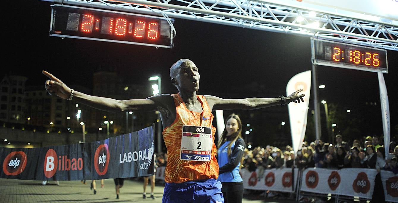 La octava edición de la 'Bilbao Night Marathon' reúne en la línea de salida a unos 11.500 corredores en sus tres distancias, de los cuales alrededor de un millar son extranjeros procedentes de 44 países de los cinco continentes.