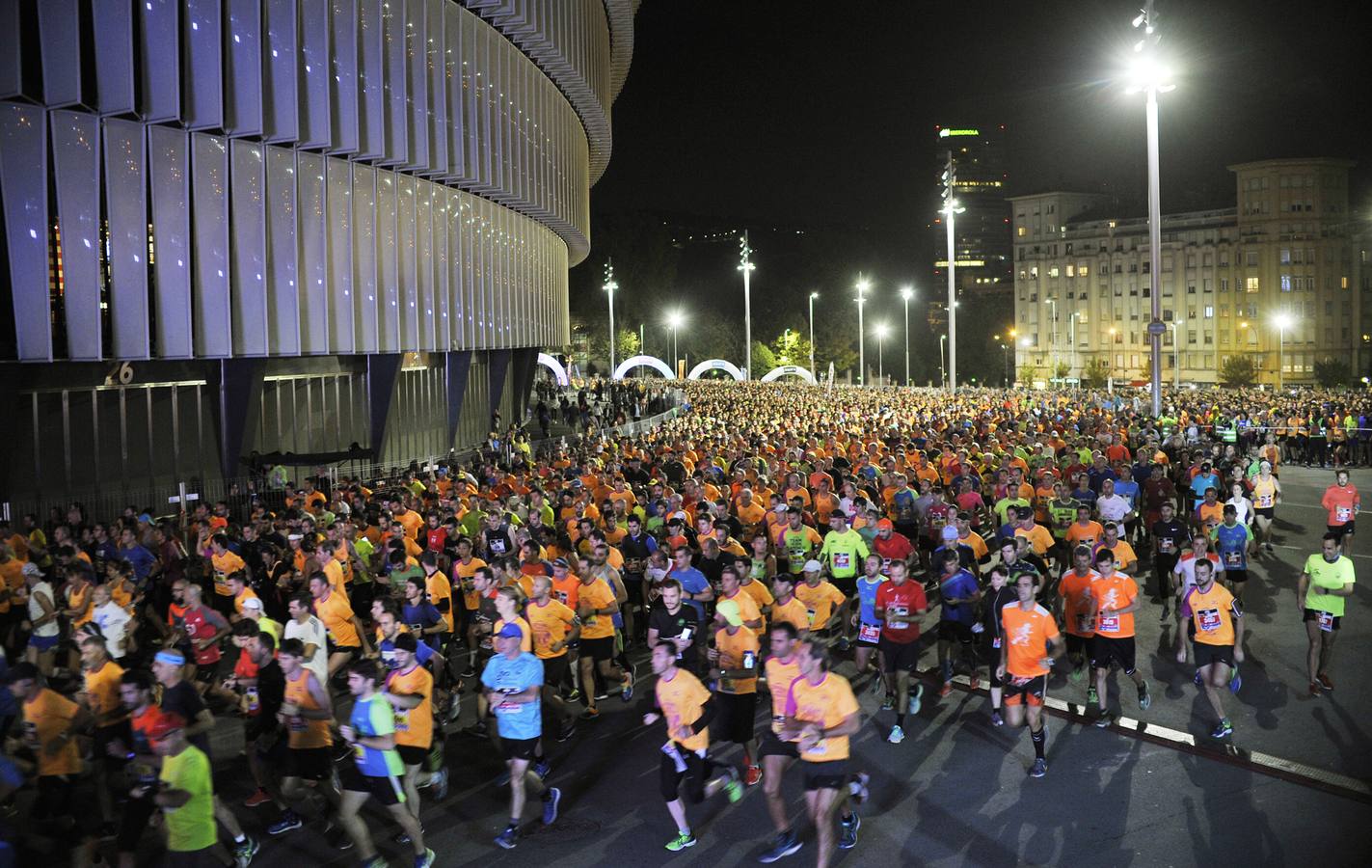 La octava edición de la 'Bilbao Night Marathon' reúne en la línea de salida a unos 11.500 corredores en sus tres distancias, de los cuales alrededor de un millar son extranjeros procedentes de 44 países de los cinco continentes.