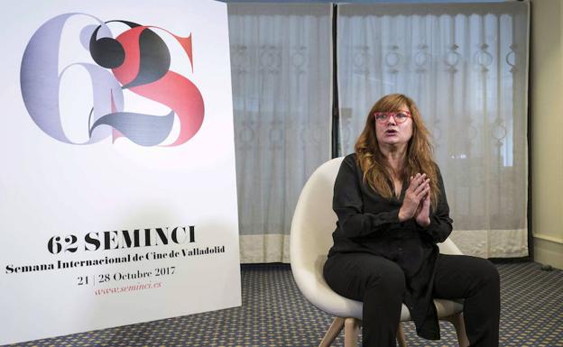 La directora de la película "La Librería", Isabel Coixet, durante la presentación del largometraje que inaugura la 62ª Semana Internacional de Cine de Valladolid (Seminci).