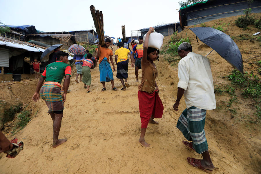 Casi medio millón de personas de esta etnia musulmana han huido de Birmania a Bangladesh. Escapan de la violencia y la represión a la que les someten las fuerzas del estado birmano, a raíz de un ataque perpetrado por un grupo insurgente el 25 de agosto. Tras cruzar la frontera, se alojan en campos de refugiados; más de 600.000 son niños