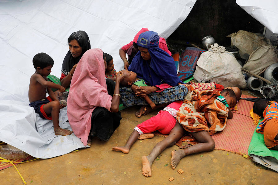 Casi medio millón de personas de esta etnia musulmana han huido de Birmania a Bangladesh. Escapan de la violencia y la represión a la que les someten las fuerzas del estado birmano, a raíz de un ataque perpetrado por un grupo insurgente el 25 de agosto. Tras cruzar la frontera, se alojan en campos de refugiados; más de 600.000 son niños
