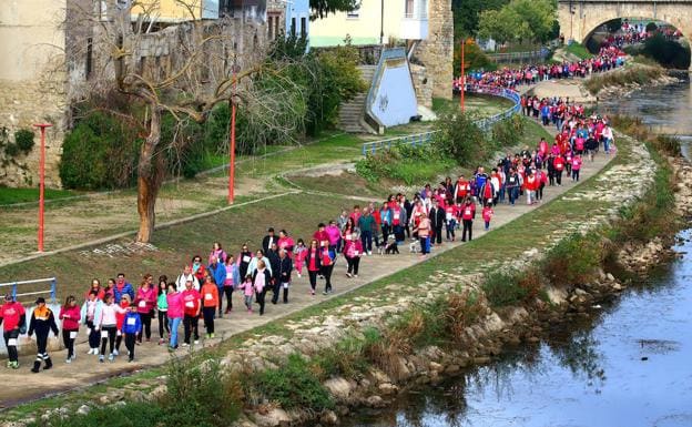 Cerca de mil personas se suman a la marea rosa contra el cáncer de mama