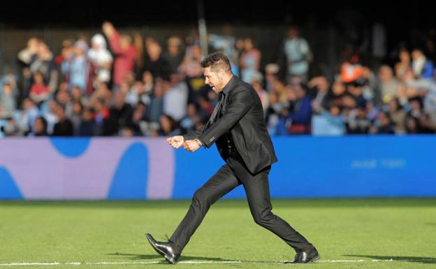 Simeone celebra la victoria en Vigo.