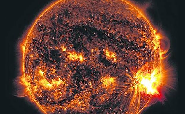 Una llamarada blanca a la derecha del disco solar.