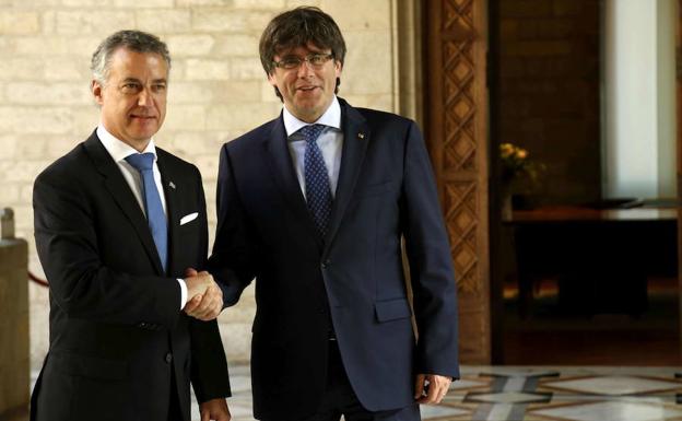 Urkullu y Puigdemont, en una reunión en el Palacio de la Generalitat.