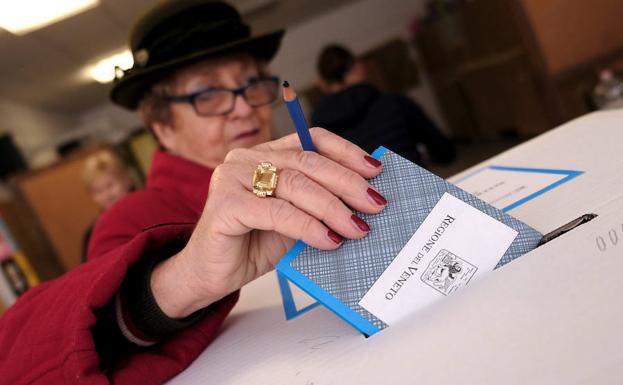 Una mujer vota en Venecia. 