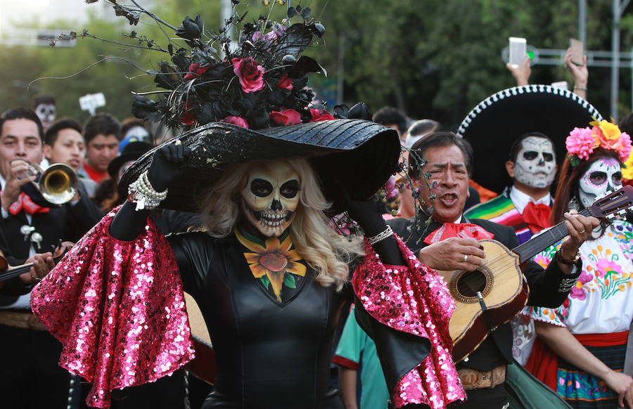 Cientos de personas participan durante el desfile de Catrinas en México. La calavera Catrina, originalmente Calavera Garbancera, creada por José Guadalupe, es actualmente la imagen más representativa del Día de los muertos, una festividad indígena mexicana que honra a los ancestros