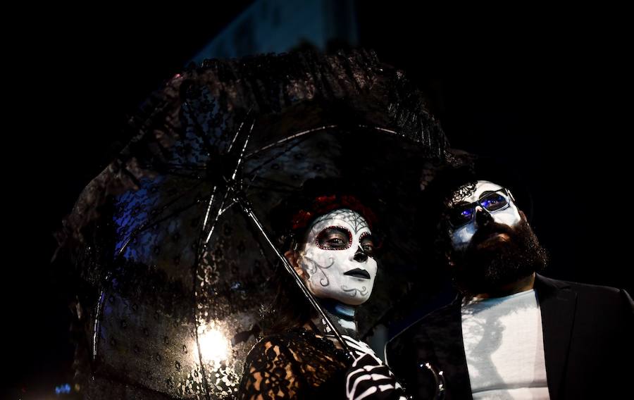 Cientos de personas participan durante el desfile de Catrinas en México. La calavera Catrina, originalmente Calavera Garbancera, creada por José Guadalupe, es actualmente la imagen más representativa del Día de los muertos, una festividad indígena mexicana que honra a los ancestros