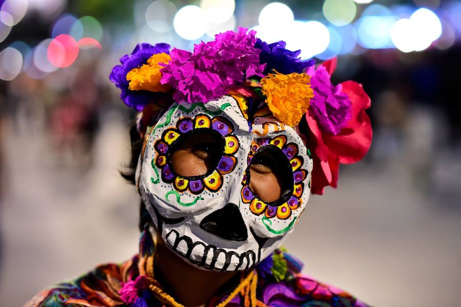 Cientos de personas participan durante el desfile de Catrinas en México. La calavera Catrina, originalmente Calavera Garbancera, creada por José Guadalupe, es actualmente la imagen más representativa del Día de los muertos, una festividad indígena mexicana que honra a los ancestros