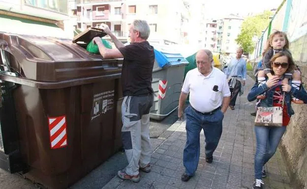 Un vecino utiliza el contenedor marrón. 