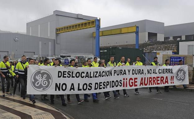 Los trabajadores de General Electric en Ortuella durante una manifestación en defensa de sus empleos.