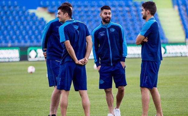 Varios jugadores del Deportivo Alavés charlan sobre el césped del Coliseum Alfonso Pérez.