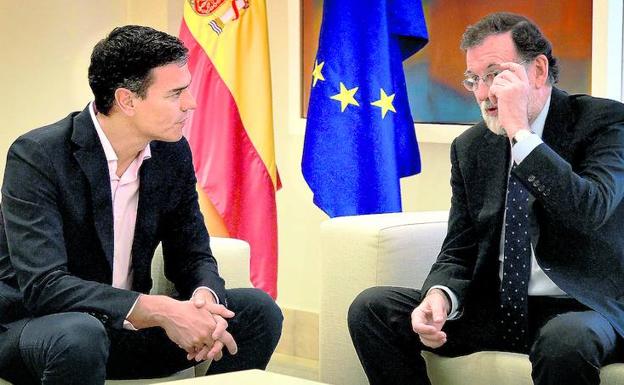 Pedro Sánchez y Mariano Rajoy, durante el encuentro que mantuvieron el pasado 2 de octubre en La Moncloa para analizar la situación en Cataluña.