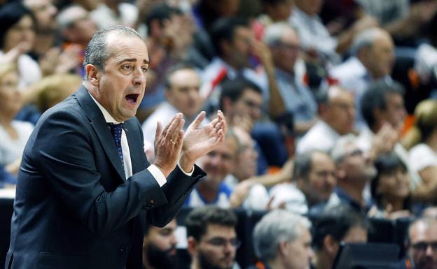 El entrenador del Valencia Basket, Txus Vidorreta, en un partido ante el Anadolu Efes.