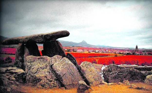 El dolmen de la chabola de la hechicera se alza entre viñas entre Laguardia y Elvillar.