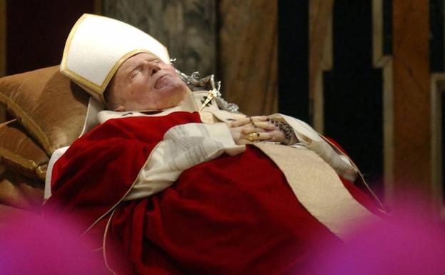 El cuerpo de Juan Pablo II, en la capilla ardiente instalada en la Sala Clementina en el Vaticano.