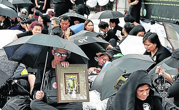 Miles de personas lloran a su rey en las calles.