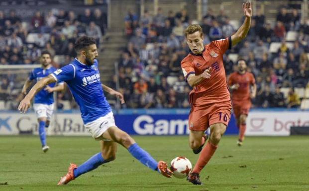 El realista canales (d) trata de internarse durante el choque copero ante el Lleida. 