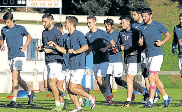 El equipo, durante el entrenamiento de ayer en Sarriena. 