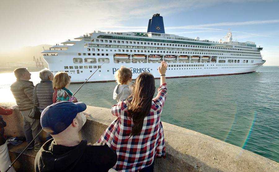 El ‘Europa’, de Hapag Lloyd, fue el último en zarpar de la localidad, a las 20.00 horas de este miércoles. Desde que arrancara la temporada el 29 de marzo con la llegada del ‘Britannia’, 61 transatlánticos han atracado en los muelles de Getxo. Se trata de la mejor cifra de la historia, desde que el Puerto estrenara en 2006 los dos primeros atraques para estos barcos en la localidad 