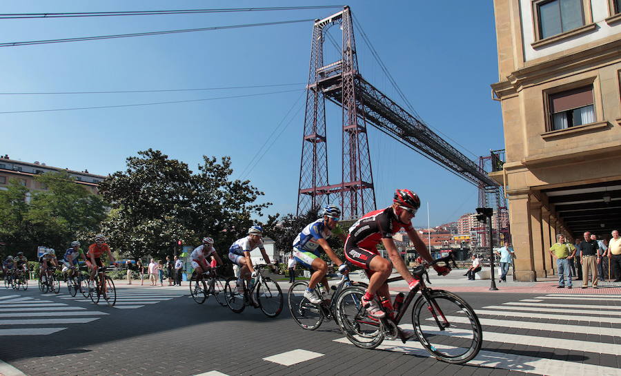 Participantes en el Circuito de Getxo pasan junto al Puente de Bizkaia.