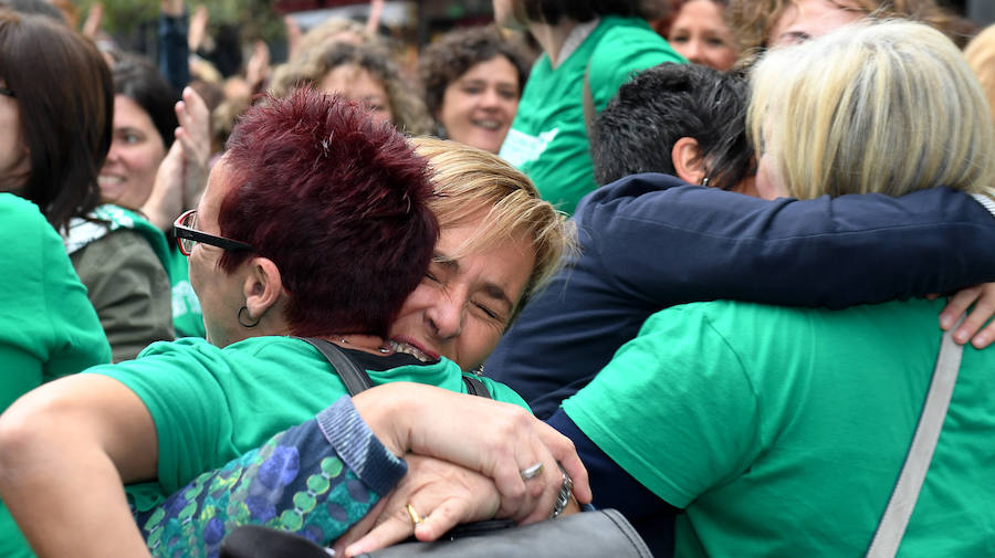 ELA reúne a las empleadas ante el CRL en el día de la firma oficial del convenio con las tres patronales del sector, que pone fin a dos años de conflicto laboral