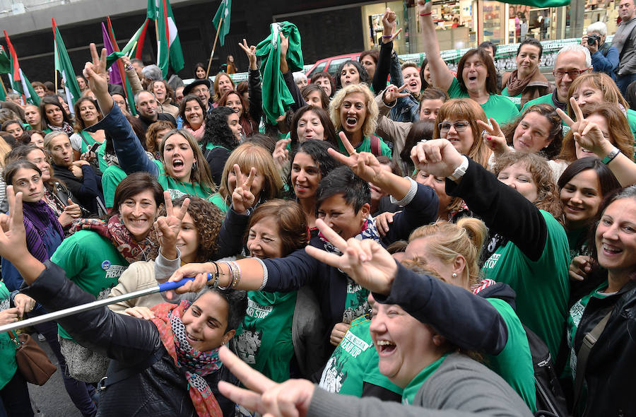 ELA reúne a las empleadas ante el CRL en el día de la firma oficial del convenio con las tres patronales del sector, que pone fin a dos años de conflicto laboral