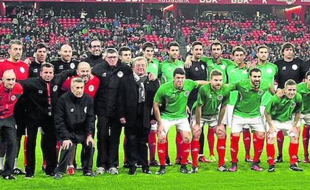 Los integrantes de la selección vasca posan antes del partido frente a Túnez, en San Mamés y en diciembre de 2016.