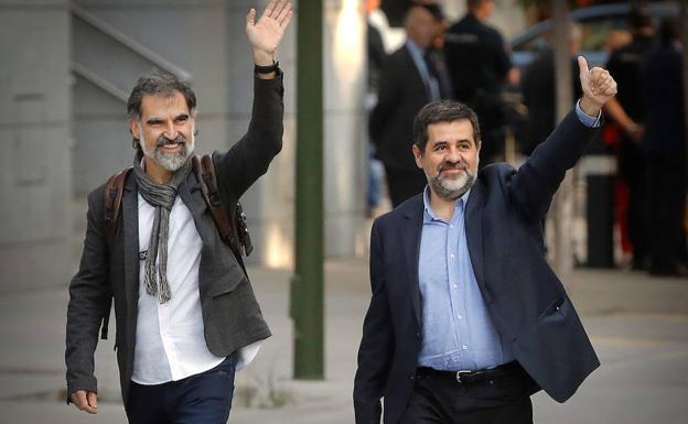 El presidente de la ANC, Jordi Sánchez, y el presidente de Òmnium Cultural, Jordi Cuixart .