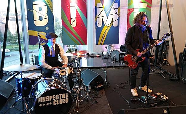 Phil Jourdain (batería y coros) y Malcom Lacrouts (guitarra y voz soul) arrancando su agresiva sesión