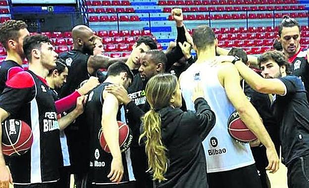 Imagen de unidad de grupo durante un entrenamiento esta semana del Bilbao Basket en La Casilla. 