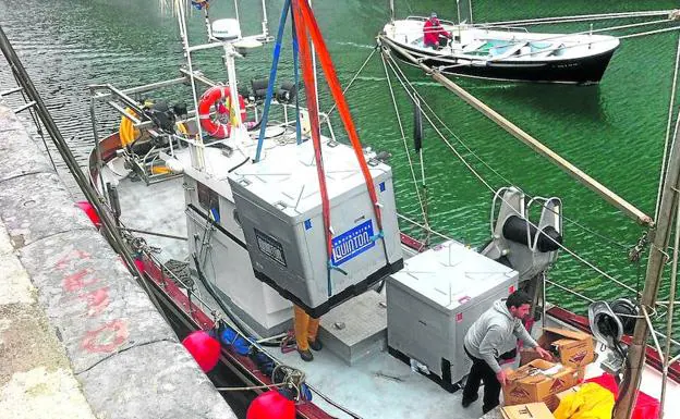 En depósitos. El barco con el agua bombeada en alta mar llega al puerto de San Sebastián. 