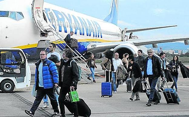 Pasajeros procedentes de Milán-Bérgamo aterrizan en el aeropuerto de Foronda. 