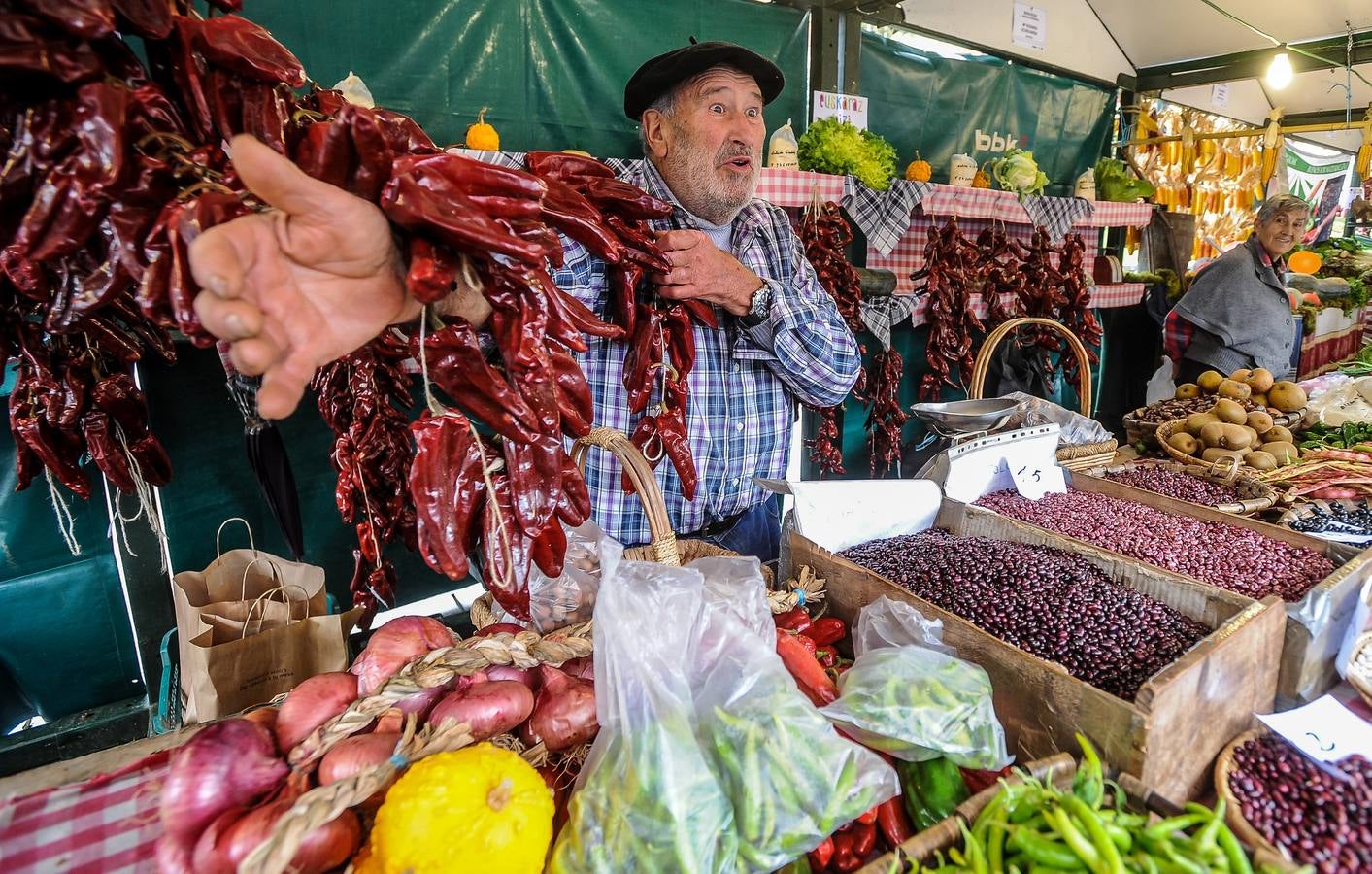 A Pesar de los constantes chaparrones, la villa foral se ha volcado con su tradicional mercado de octubre