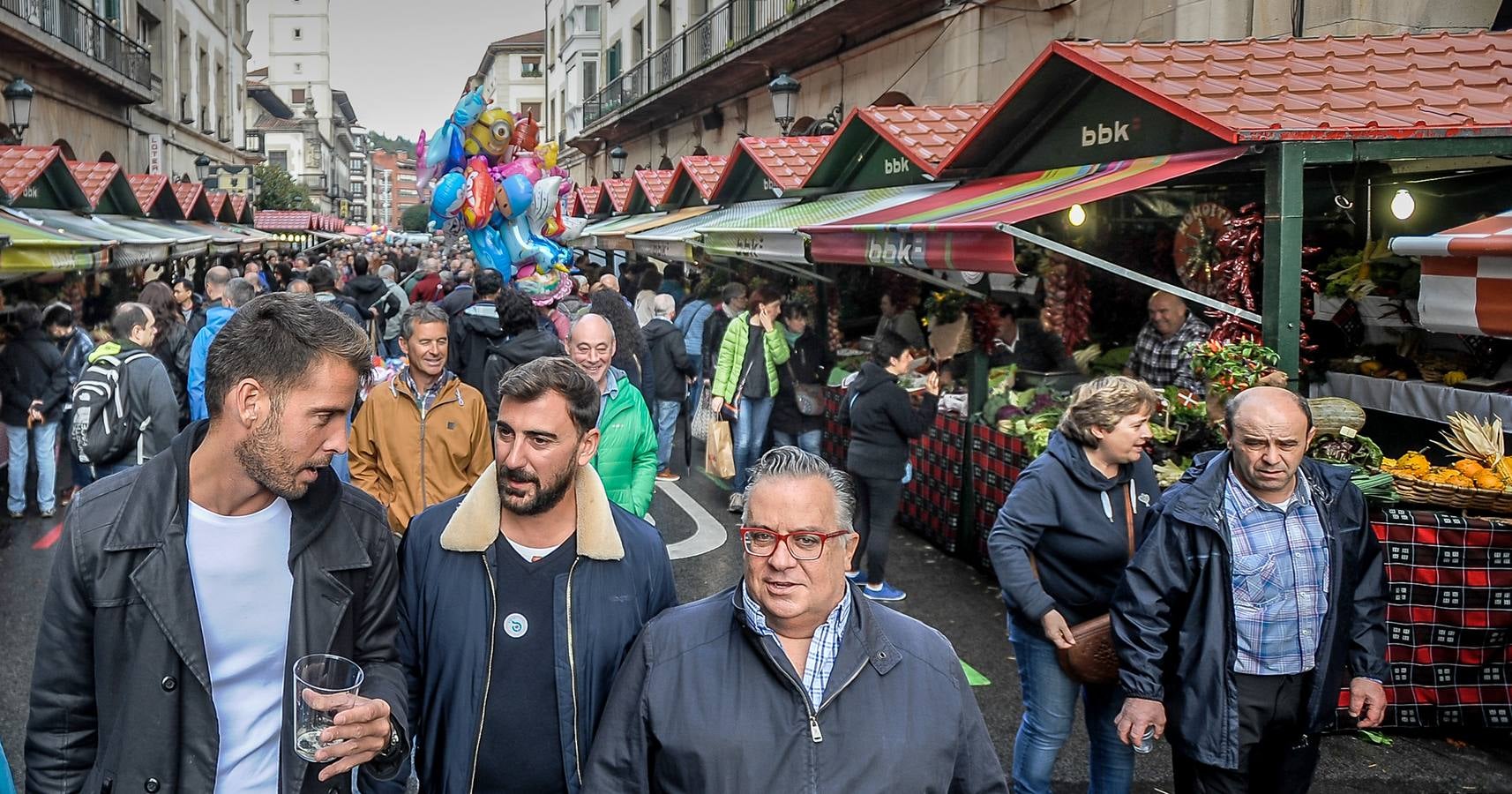 A Pesar de los constantes chaparrones, la villa foral se ha volcado con su tradicional mercado de octubre