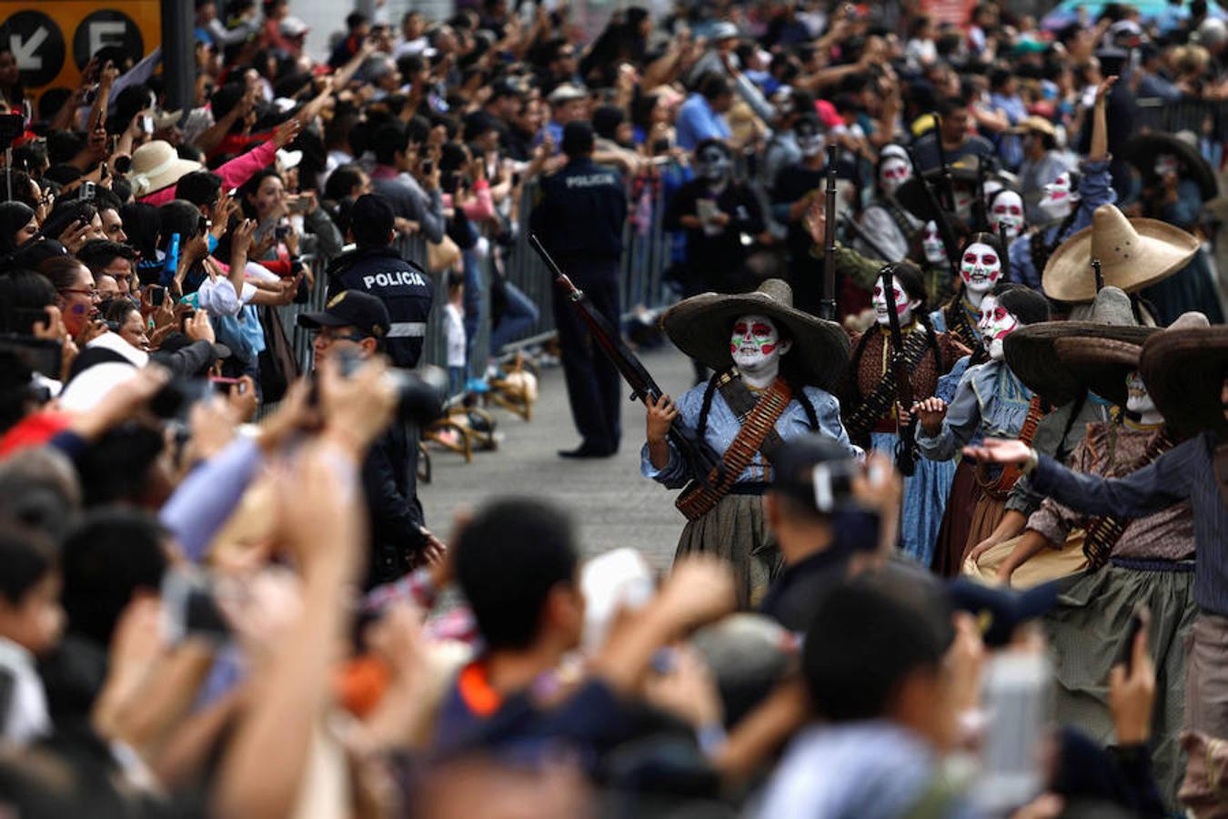 Cerca de 800 artistas y mil voluntarios participaron en el colorido trayecto de más de 6 kilómetros. En el desfile se honró a los 369 fallecidos del terremoto y se rindió tributo a los rescatistas