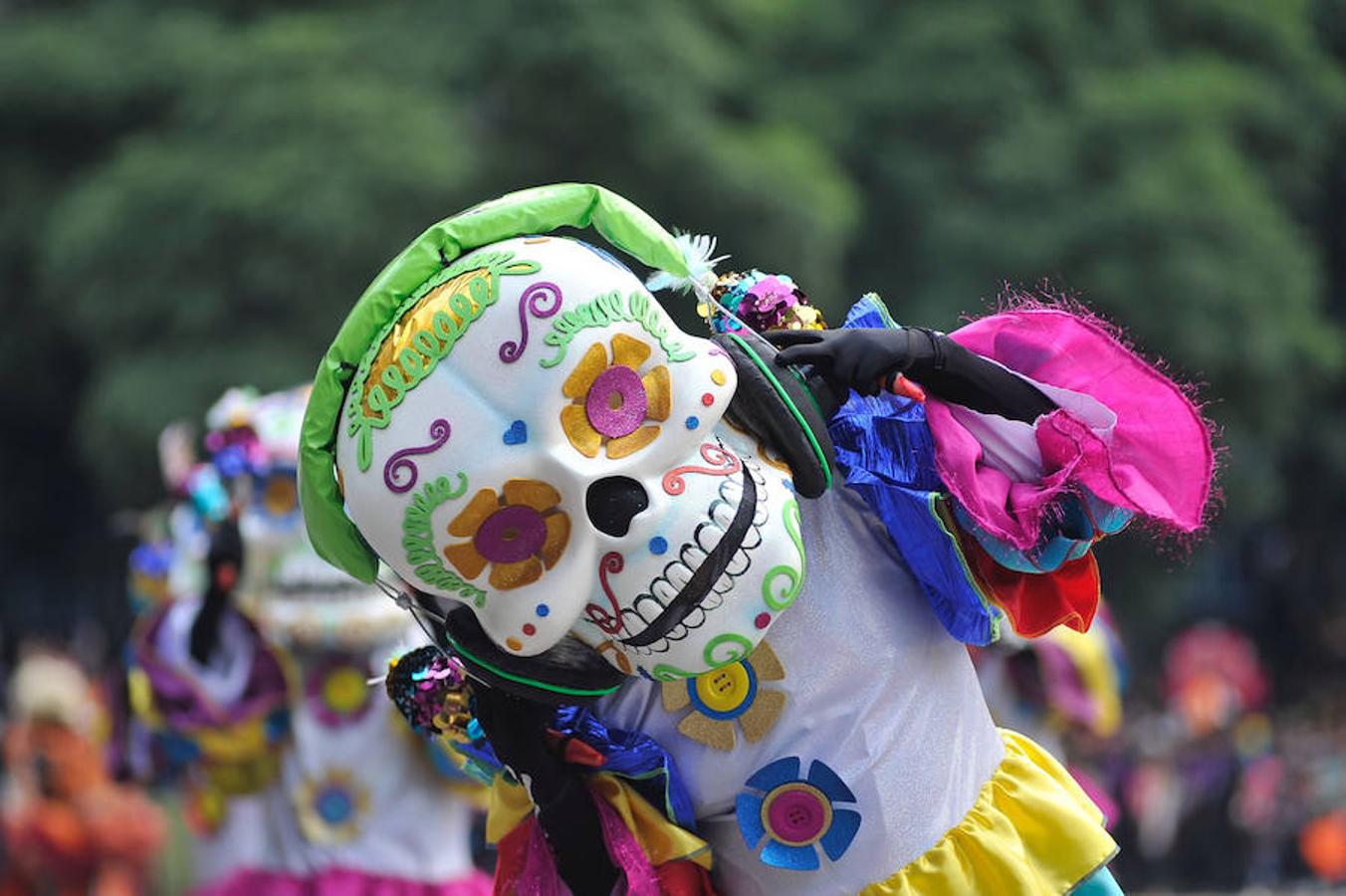 Cerca de 800 artistas y mil voluntarios participaron en el colorido trayecto de más de 6 kilómetros. En el desfile se honró a los 369 fallecidos del terremoto y se rindió tributo a los rescatistas