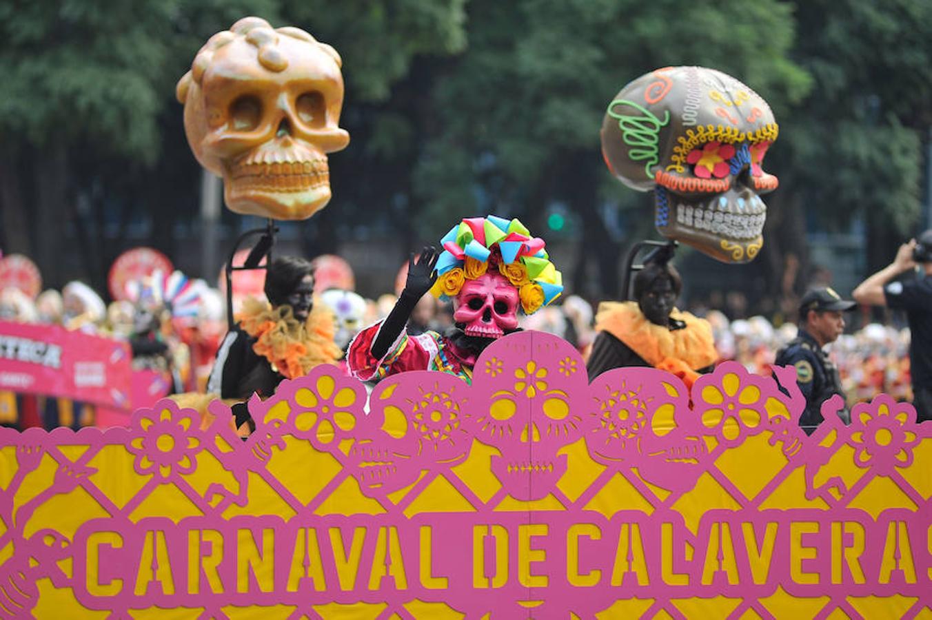 Cerca de 800 artistas y mil voluntarios participaron en el colorido trayecto de más de 6 kilómetros. En el desfile se honró a los 369 fallecidos del terremoto y se rindió tributo a los rescatistas