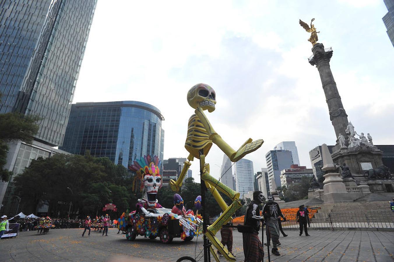 Cerca de 800 artistas y mil voluntarios participaron en el colorido trayecto de más de 6 kilómetros. En el desfile se honró a los 369 fallecidos del terremoto y se rindió tributo a los rescatistas