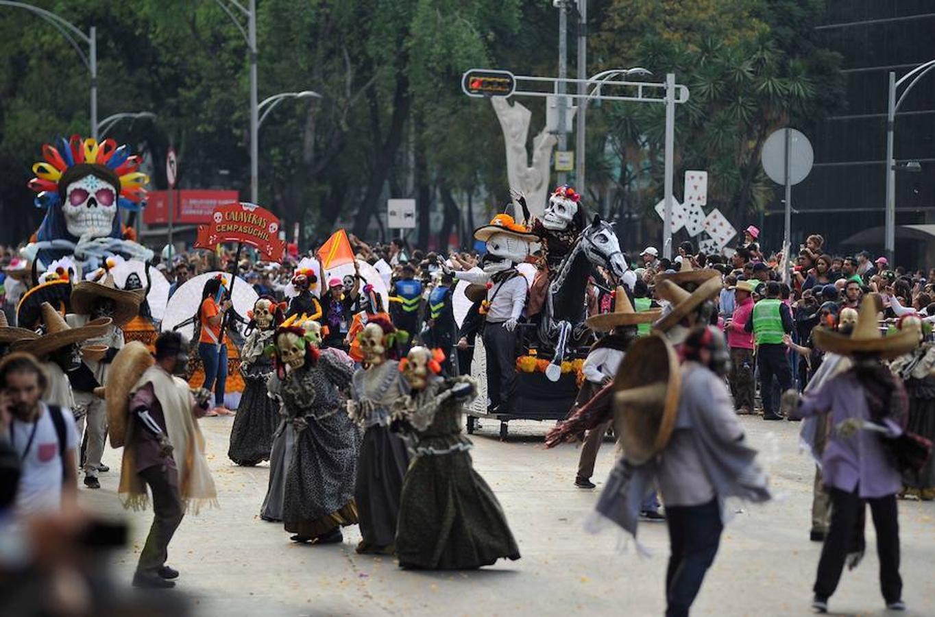 Cerca de 800 artistas y mil voluntarios participaron en el colorido trayecto de más de 6 kilómetros. En el desfile se honró a los 369 fallecidos del terremoto y se rindió tributo a los rescatistas