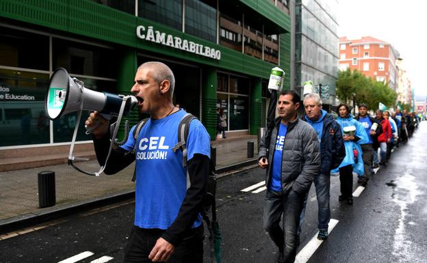 Los trabajadores de CEL, durante la protesta de este lunes.