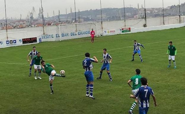 Lance del Erandio-Galdakao, que terminó sin goles.