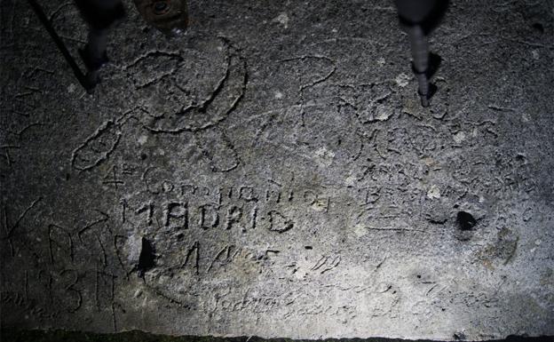 Imagen principal - Detalles de los grafitis de Ketura y parte de la munición hallada en el lugar. 