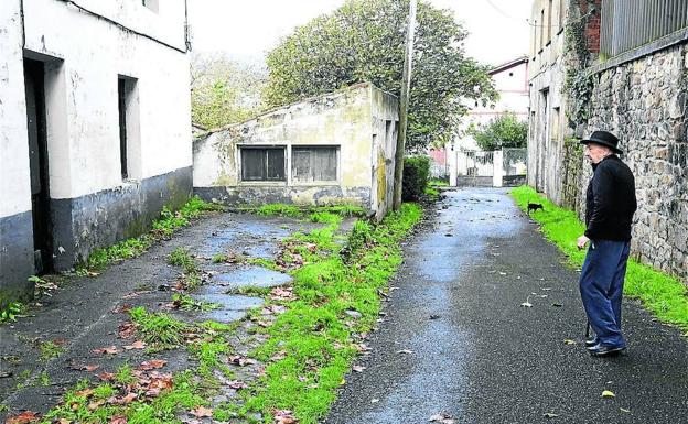 El agresor dejó a la empleada en este callejón próximo al cementerio atada dentro del coche.