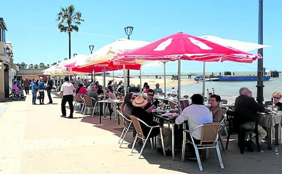 En su terraza junto a la desembocadura del río Guadalquivir se saborean platos como el cazón con tomate y coquinas.