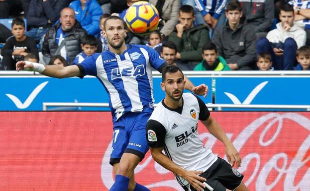 Alfonso Pedraza, ya con el vendaje, ante el valencianista Montoya.